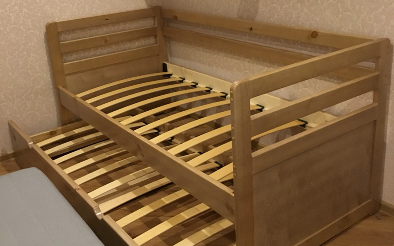 кровать с выдвижным механизмом для двоих